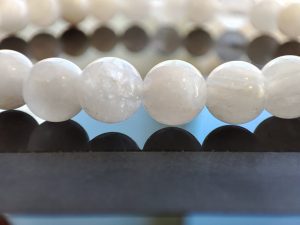 bracelet pierre de lune 6mm aiderait pour la fertilité et soulager les douleurs des menstruations